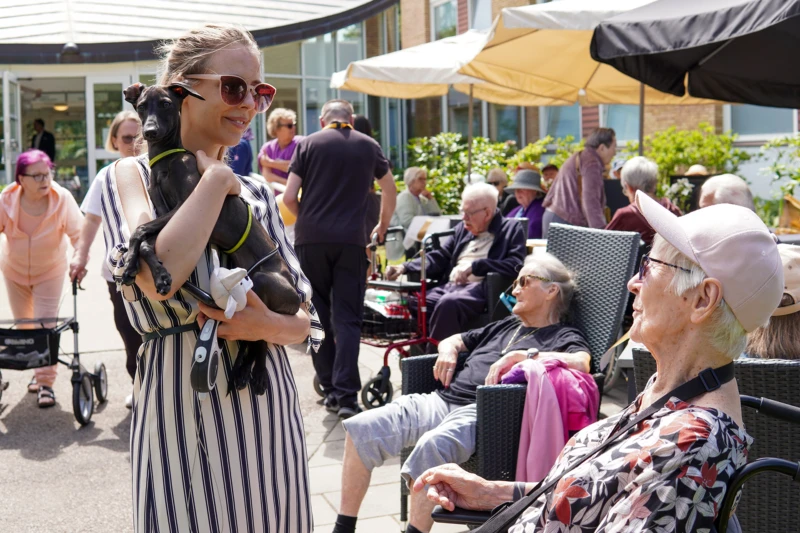 Hyresgäst Anne-Marie med sitt barnbarn och hund på Valltorp.