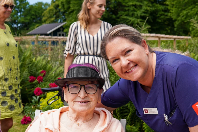 Hyresgäst Radmilla och undersköterska Ingela på Valltorp.