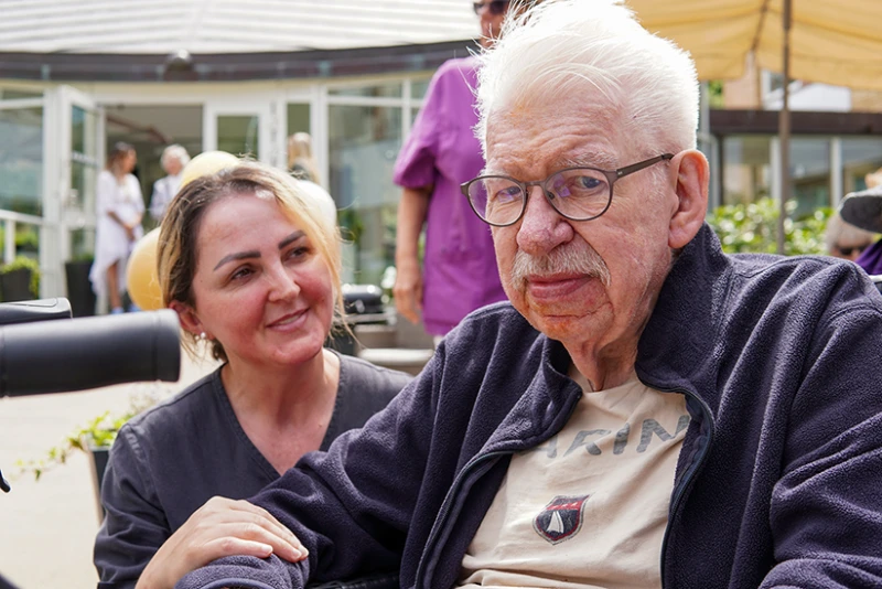 Specialistundersköterska Ardita och hyresgästen Arne på Valltorp.