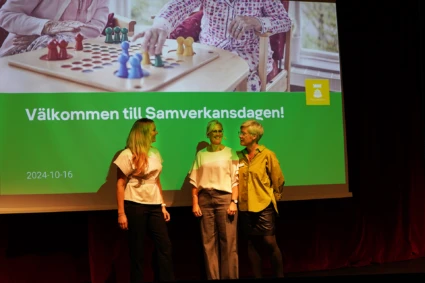 Tre personer står framför texten Välkommen till samverkansdagen