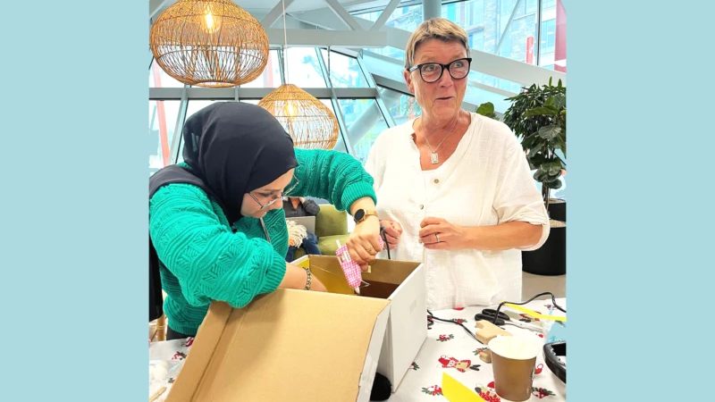 Ayat och Mette bygger en modell av sin idé på innovationssprinten den 8-10 oktober, vid Parken i Oceanhamnen – Helsingborgs center för innovation.