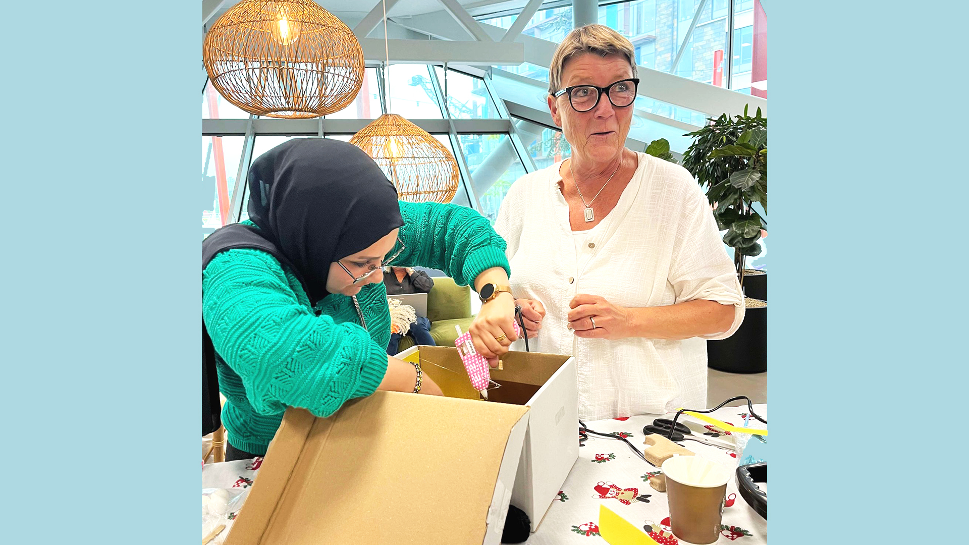 Två medarbetare bygger en prototyp av en idé.