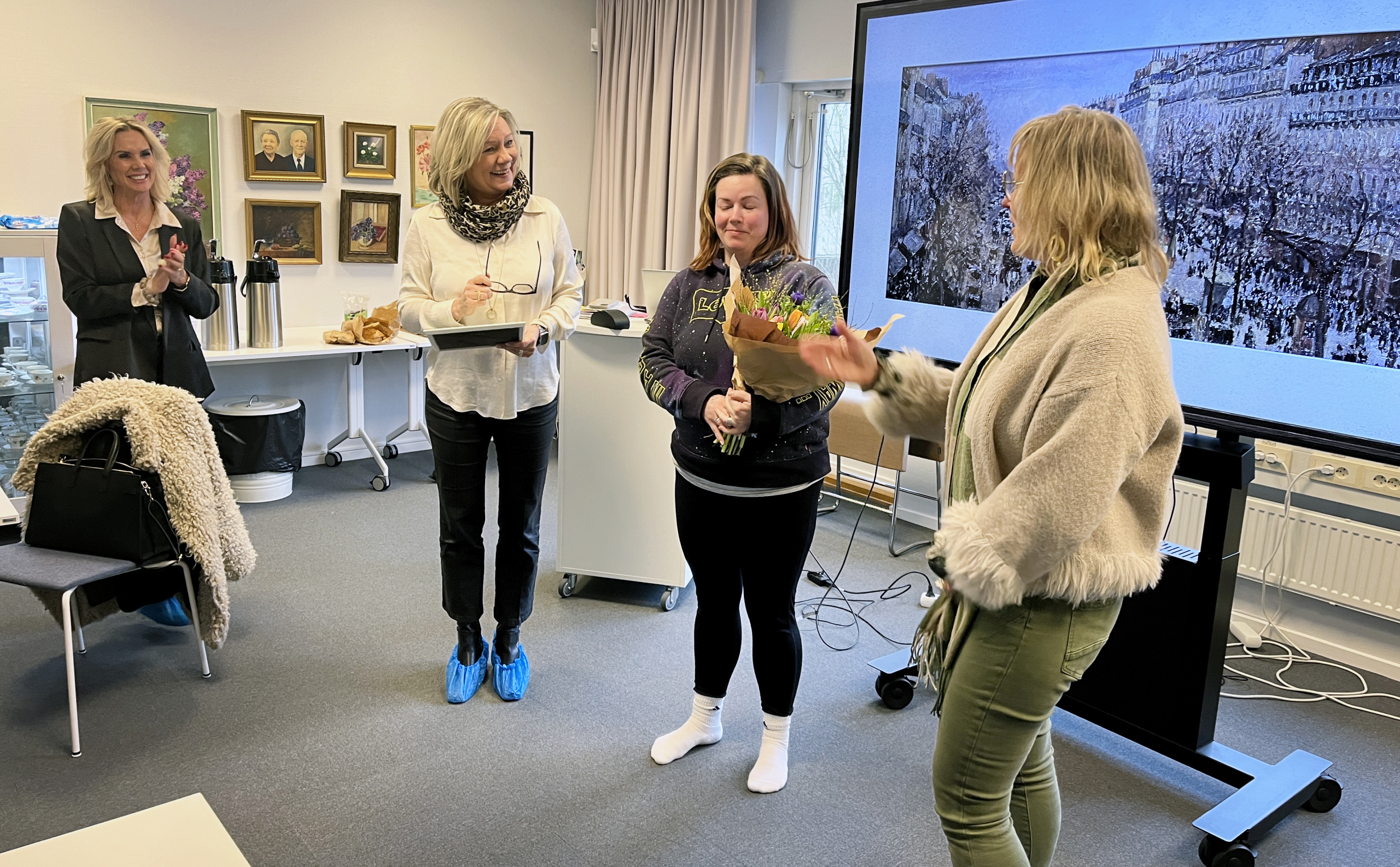 Fyra kvinnor under en prisutdelning.
