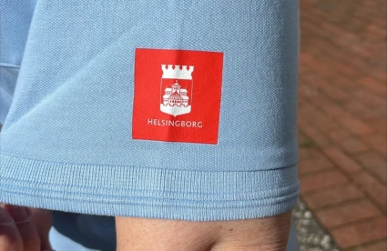 röd logga på ljusblå tröjärm