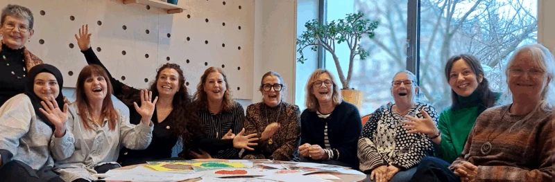 Glada kursdeltagare på avslutningen av Att skapa konst. Från vänster Katarina Kristiansson, strateg kulturförvaltningen, Rawan Al Haje Saeed, Sköldenborgs dagverksamhet, Carina Petersen, Sköldenborgs dagverksamhet, Jeldes Vuksanovic, Ragnvallagårdens vårdboende, Annika Gregard, Borgvallas vårdboende, Marie Gullvén, Fullriggarens vårdboende, Marzanna Grodzka, Husensjö dagverksamhet grupp 1, Maritha Sjöholm, Husensjö dagverksamhet grupp 2, Ana Maria Bermeo Ujueta, projektledare inom konst och hälsa, Konstfrämjandet Skåne och Git Sandström, utvecklare vård- och omsorgsförvaltningen.