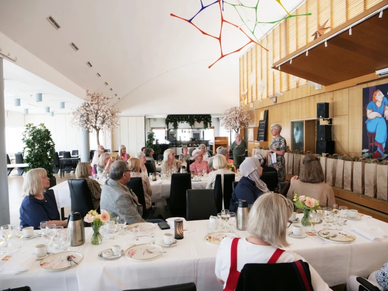 Menyn bestod av rökt lax med krutonger och gräslök till förrätt. Till varmrätt serverades halstrad sej, Champagnesås med gulbetor och potatis som avslutades med en ”Grand Dessert”.