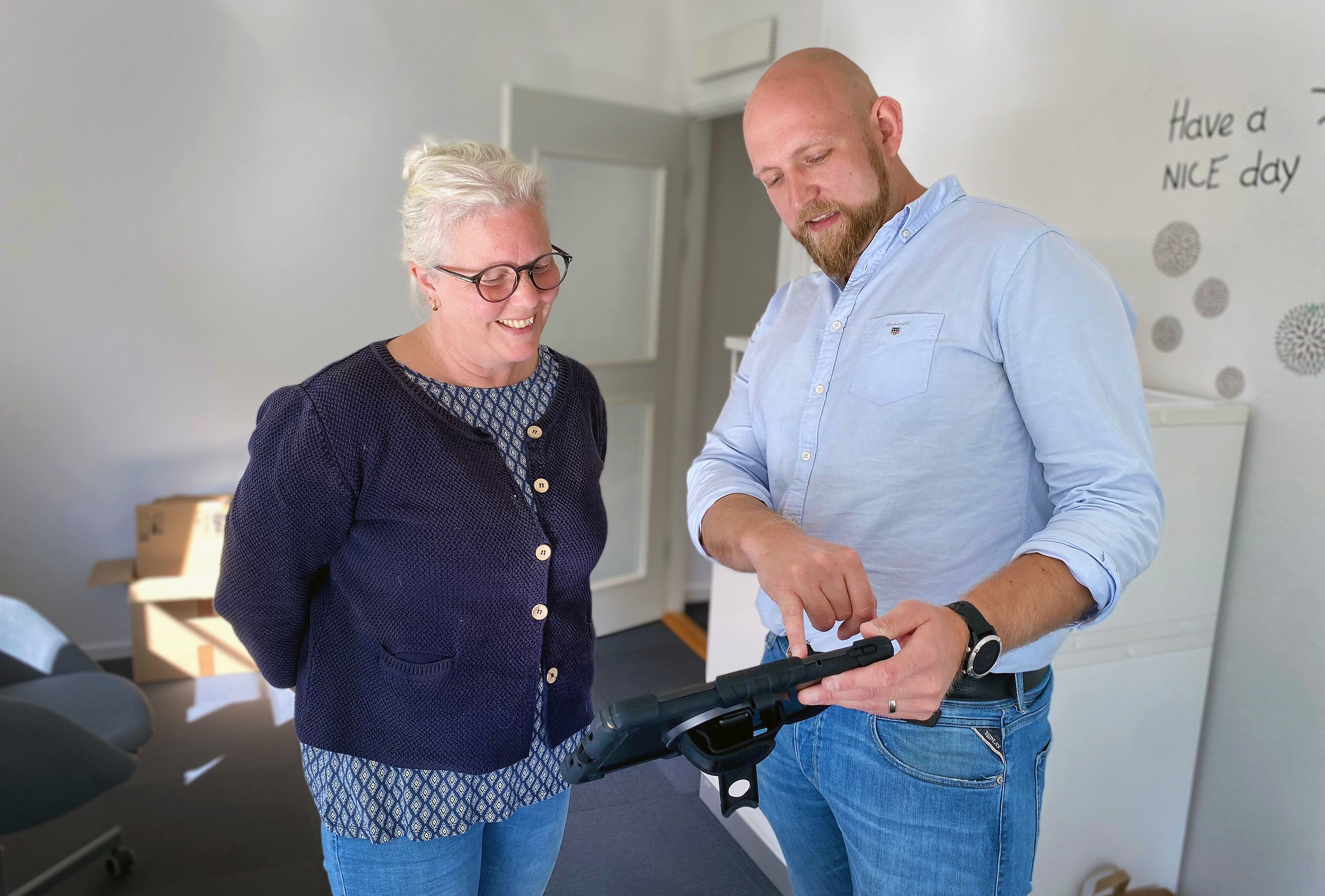 En kvinna och en man tittar på en surfplatta.