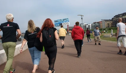 Personer springer eller går Ångestloppet på Gröningen.