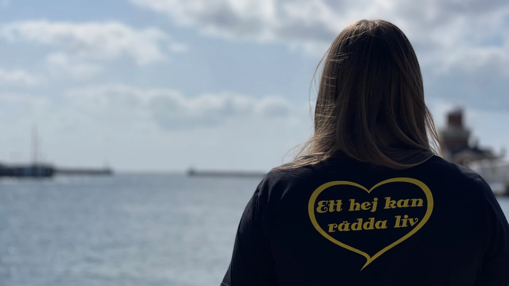 Person som blickar ut över havet
