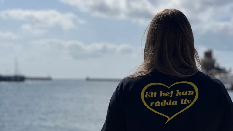 Person som blickar ut över havet