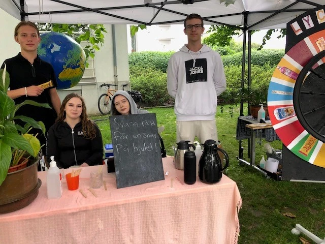 Benjamin, Ellen, Alice och Max sommarjobbar för miljön