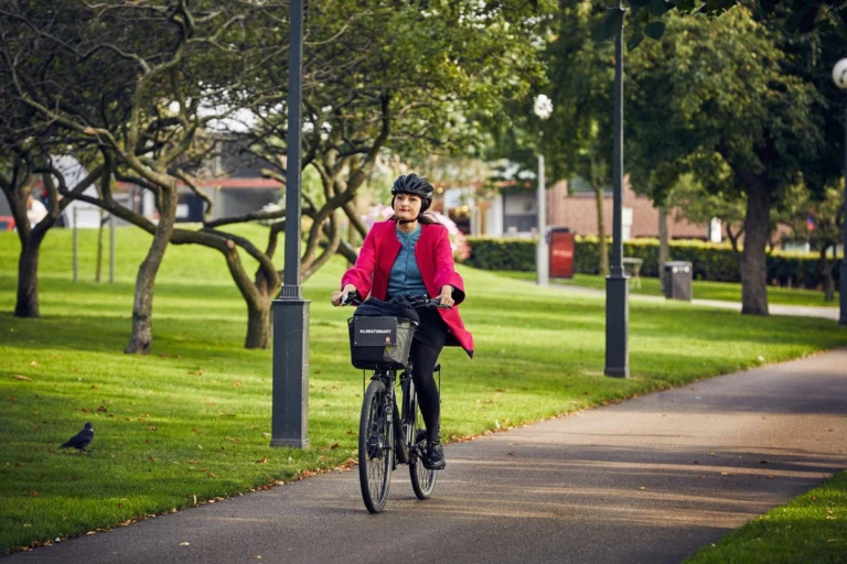 cyklist i stadsparken