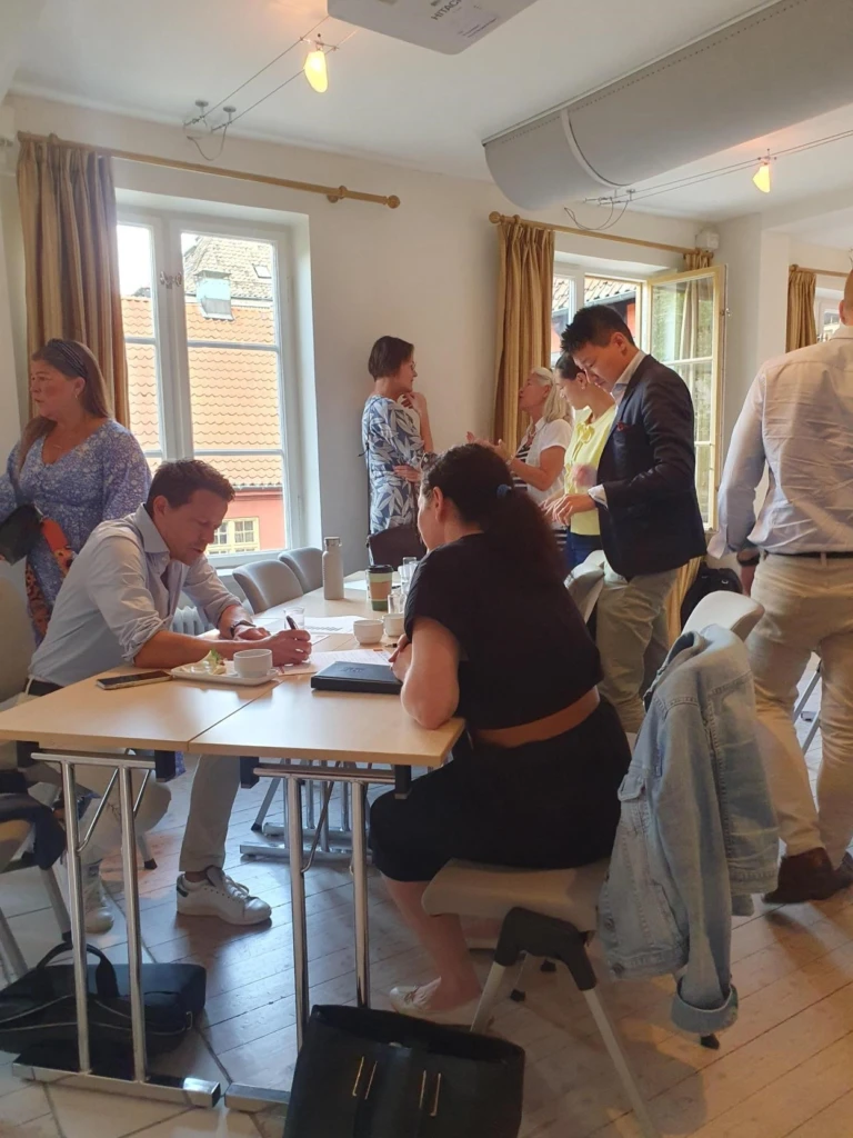 Representanter från industri- och tillverkningsbranschen samlas under en branschdialog.