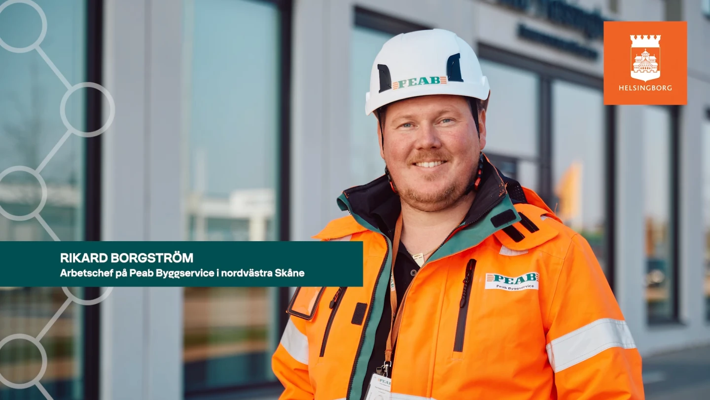 Chef från Peab står med hjälm