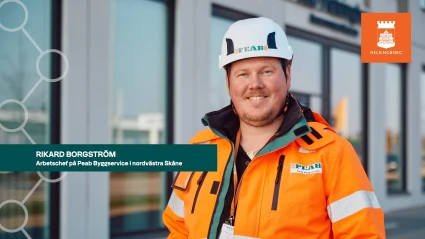 Chef från Peab står med hjälm