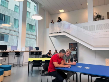 Bild på människor på Scala.