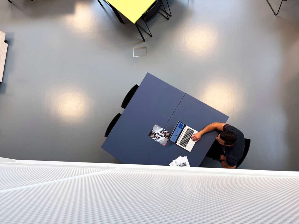 Person som använder en dator.