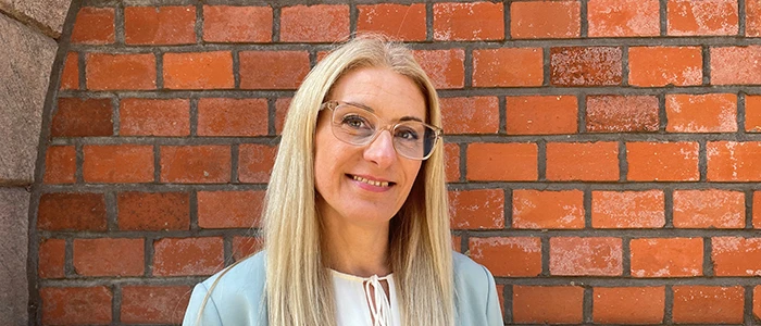 Stadsledningsförvaltningens teaterombud Klara Tacic. Till vardags jobbar Klara Tacic som sekreterare åt stadsdirektör Carina Leffler och förvaltningschef Jonna Myrebris. Hon är även administrativt stöd åt kommunalråd Lars Thunberg och Hans Nelson.