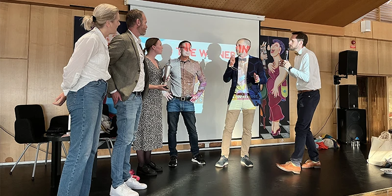 Som vanligt höll de skickliga och underhållande quizzmästarna Erik Sidén och Andreas Roth i quizzet och delade så klart ut vinsten som bestod av några av stadens profilprodukter.