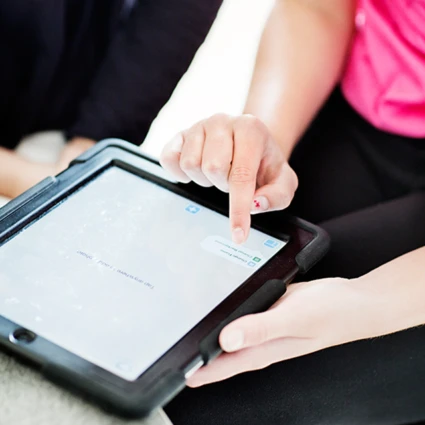 Person som pekar på en ipad