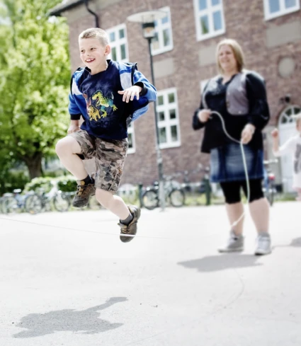 Barn som hoppar hopprep