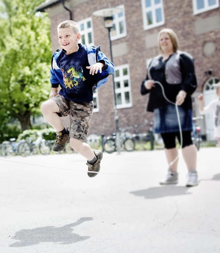 Barn som hoppar hopprep