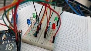 Arduino med tillhörande breadboard samt LED-lampor