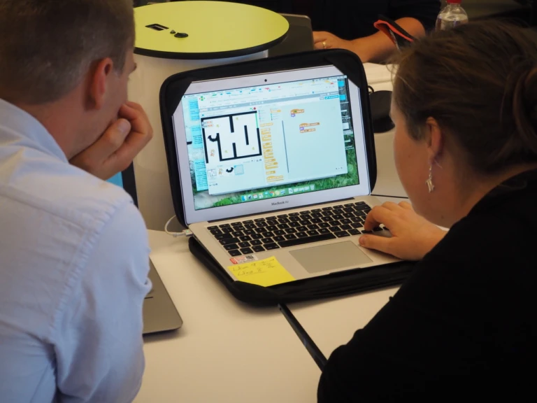 Datorskärm som visar programmering i Scratch