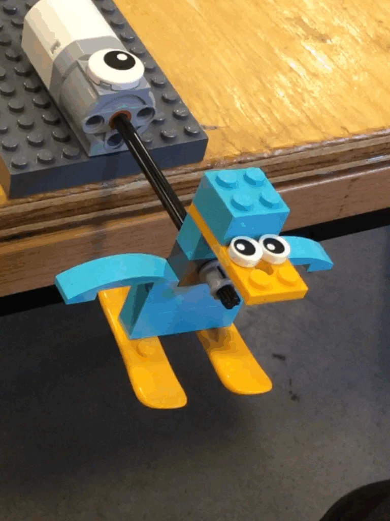 Fågel i Lego som snurrar med hjälp av en motor