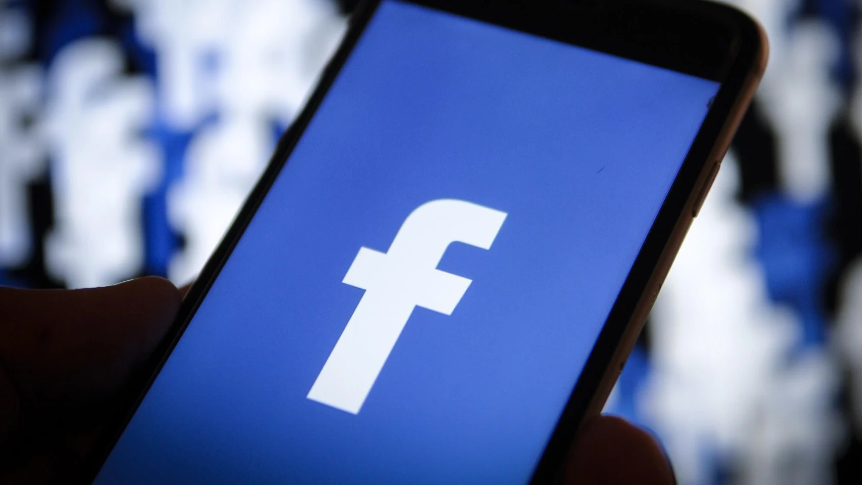 foto av mobilskärm med facebook logotyp
