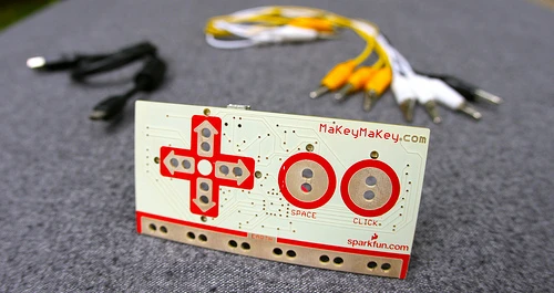 Makey makey med krokodilklämmor i bakgrunden