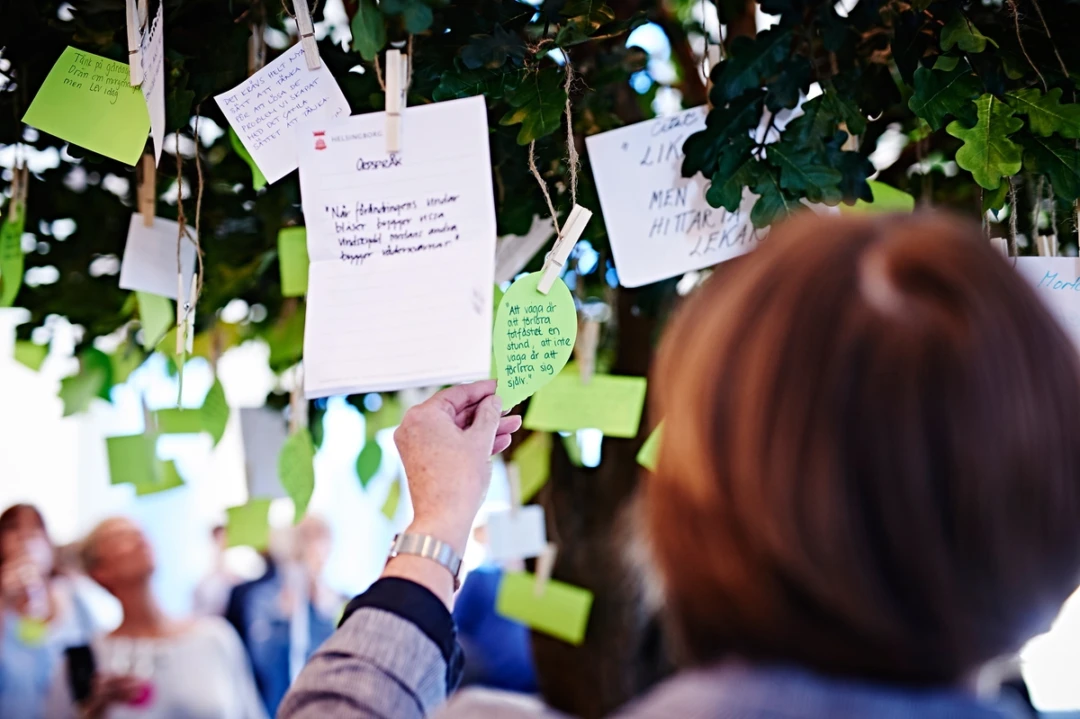 Chefsdagen 2015. Evenemanget hölls den 8 maj på Arenan i Helsingborg. Post-it-lappar upphängda i ett ek-träd. På en lapp står det "Att våga är att förlora fotfästet en stund, att inte våga är att förlora sig själv" ett citat av Sören Kierkegaard.