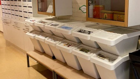 Ett bra exempel är Ringstorpsskolan som har placerat en sorteringsstation i mitten av huvudkorridoren.