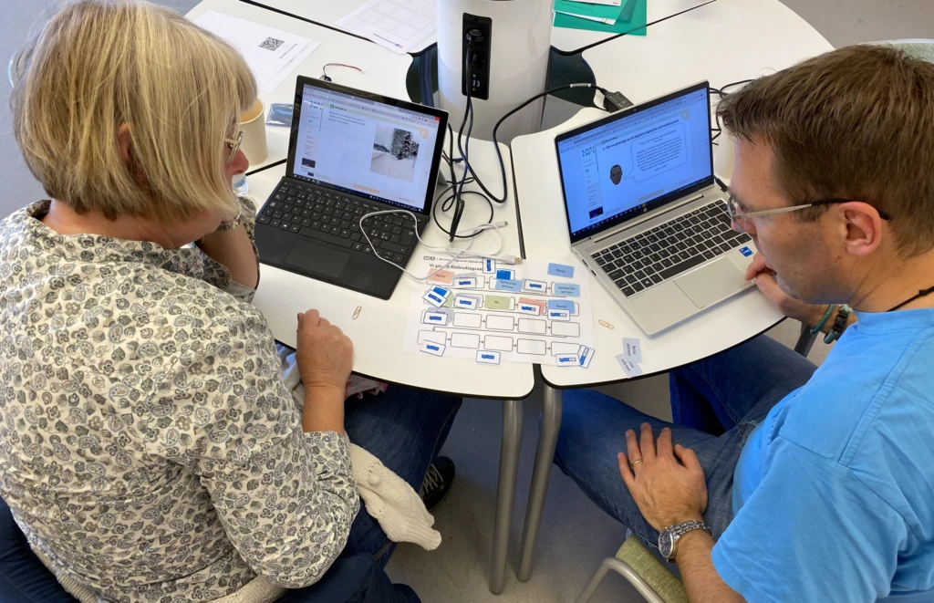 Två lärare som programmerar micro:bit