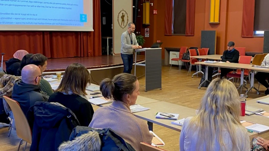 Personer i konferenslokal på utbildning