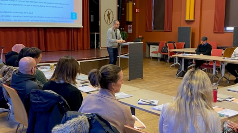 Personer i konferenslokal på utbildning