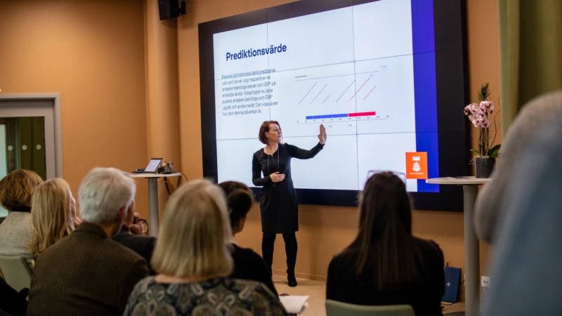 Andreia Balan visar delar av verktyget Skolanalys på kick-off i mars.