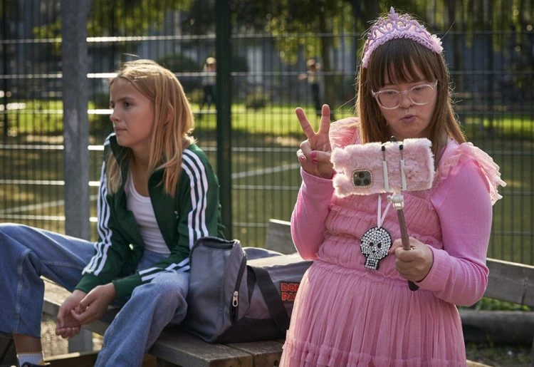 Honeys syster spelar in en mobil video med henne och Honey