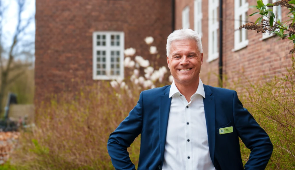 En bild på utbildningsdirektör Tony Mufic framför förvaltningskontoret.