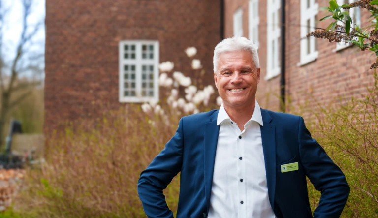 En bild på utbildningsdirektör Tony Mufic framför förvaltningskontoret.