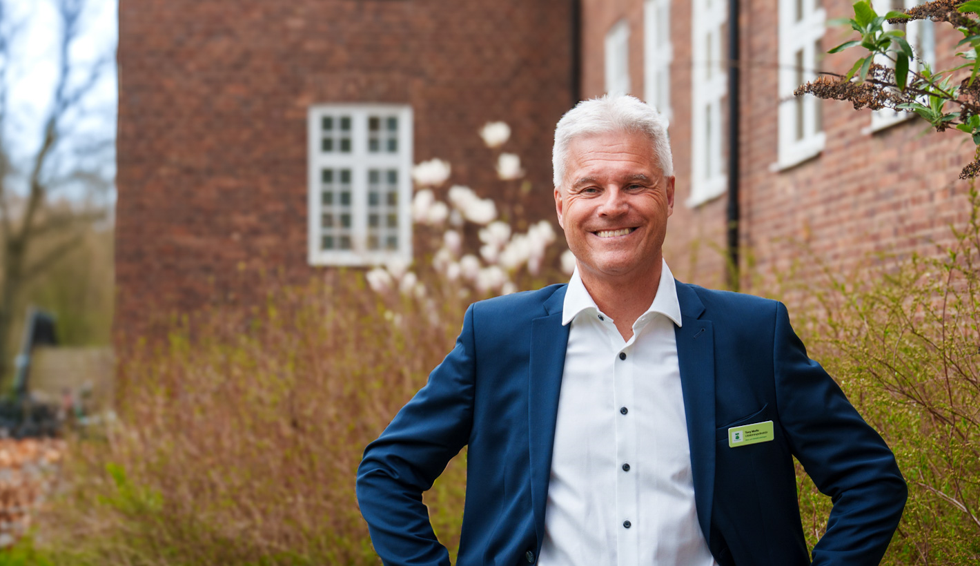 En bild på utbildningsdirektör Tony Mufic framför förvaltningskontoret.