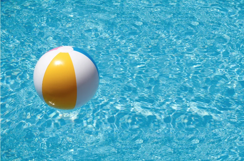 badboll i blått vatten