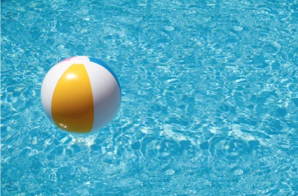 badboll i blått vatten