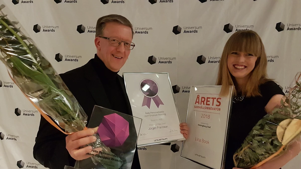 Jörgen Fransson och Lina Book tar emot pris vid Universum Awards