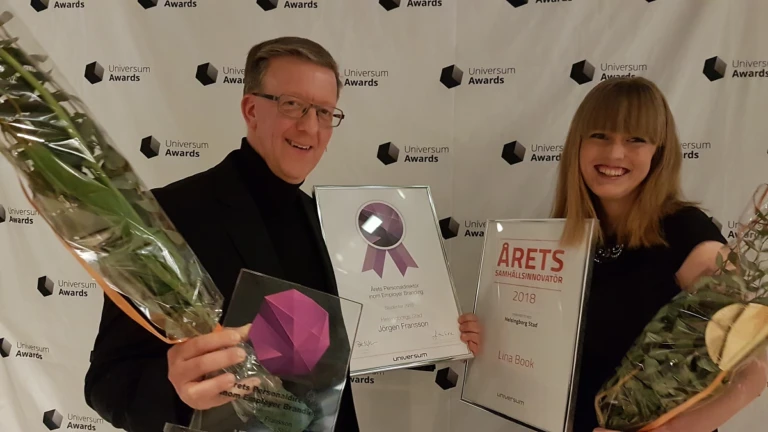 Jörgen Fransson och Lina Book tar emot pris vid Universum Awards