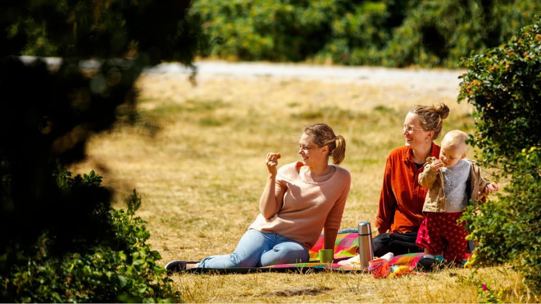 Familj på picknick.