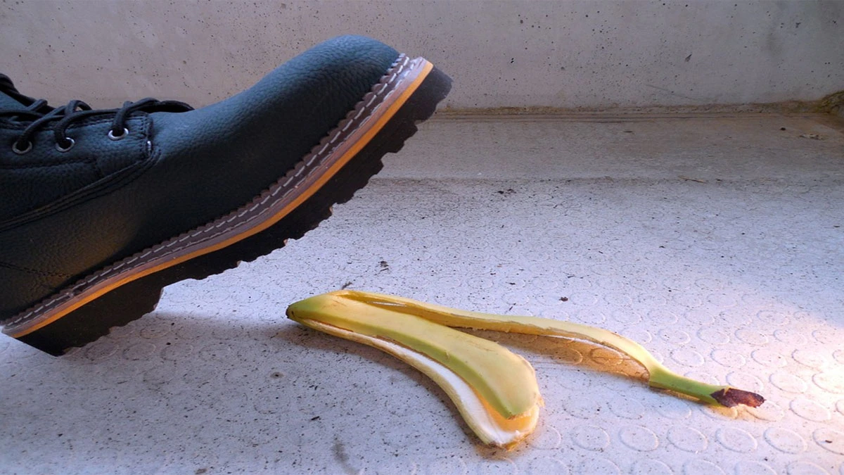 Sko som håller på att halka på bananskal
