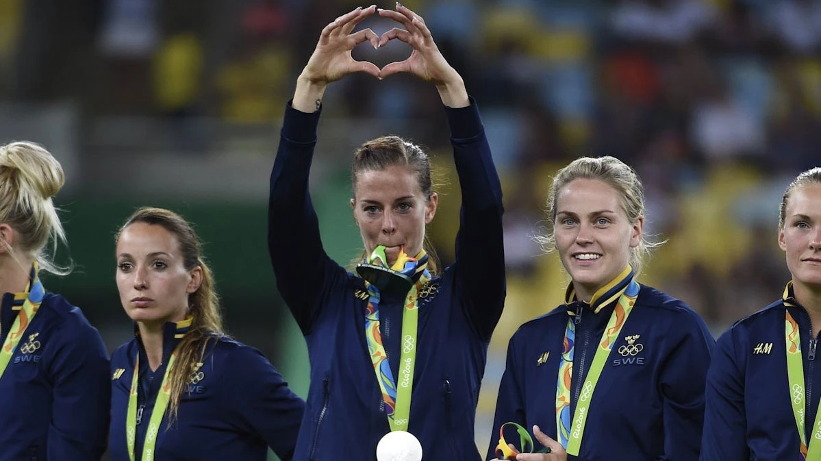 Lotta Schelin gör hjärta med sina fingrar