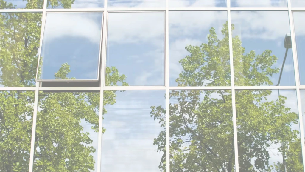 Träd som speglas i fönster, klimatskolan