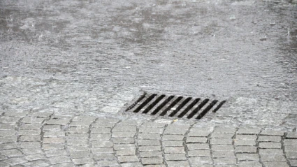 Regnvatten rinner ner i dagvattenbrunn